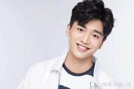 快本站稳了朋友|《快本站稳了朋友》，黄明昊大概是胜出的最令人信服的“在笑生”