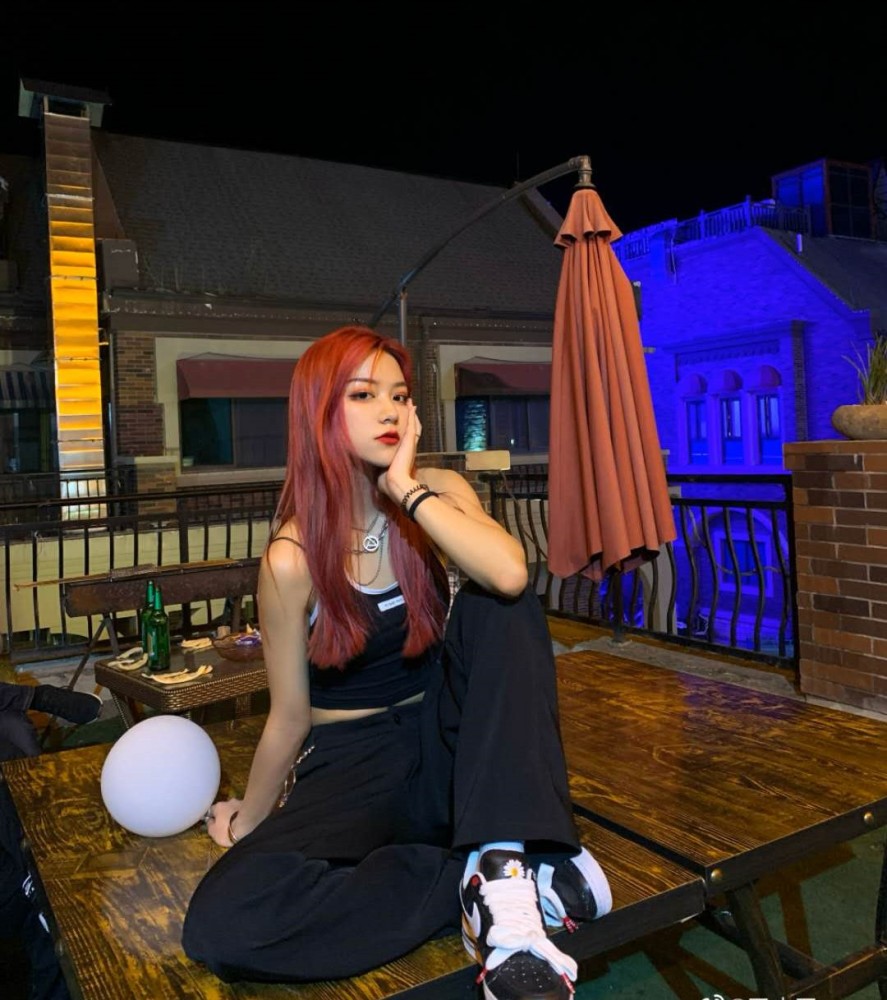 刀小刀价值1900万的脸线下陪闺蜜住酒店被抓拍一张身材照片飒了