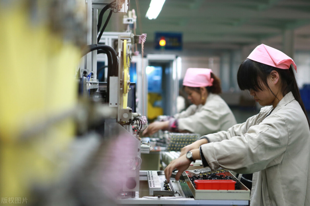 昆山某电子厂招人将员工证件直接扔地上电子厂普工尊严何在