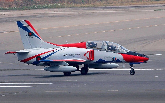 k-8教练机是由我国自行研发的一款亚音速教练机,用于辅助飞行员完成