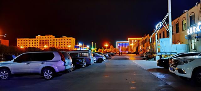 到达柴旦镇找到了一个比较舒适的驻车点,天气慢慢由阴转多云,黄昏时分