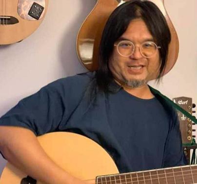 严咏能|50岁男歌手表演现场骤然倒地！被曝倒下40分钟没心跳，现在仍抢救
