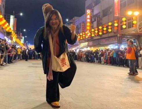 严咏能|50岁男歌手表演现场骤然倒地！被曝倒下40分钟没心跳，现在仍抢救