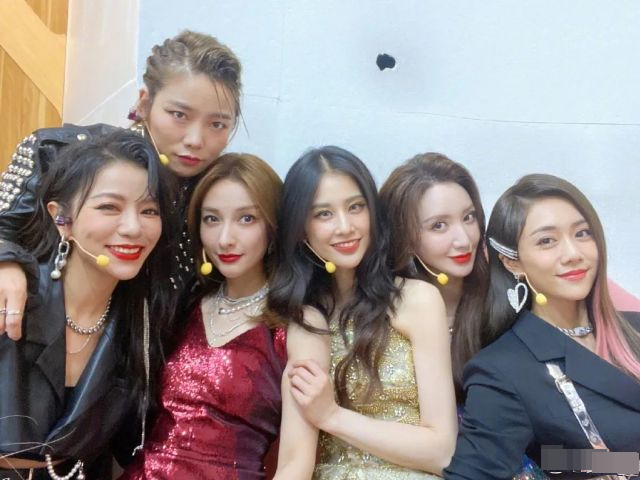 黄圣依|比宁静“我不想成团”还劲爆的，是黄圣依这突然flop的颜值吧？！