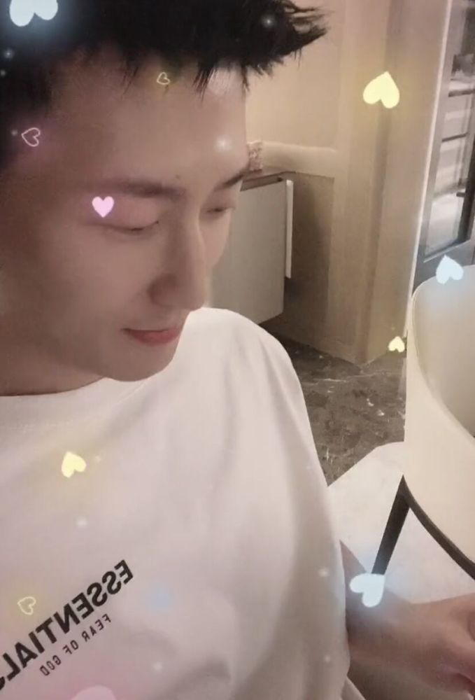 何超莲|何超莲窦骁深夜撒糖，为男友起爱称超甜蜜，这一细节被疑同居