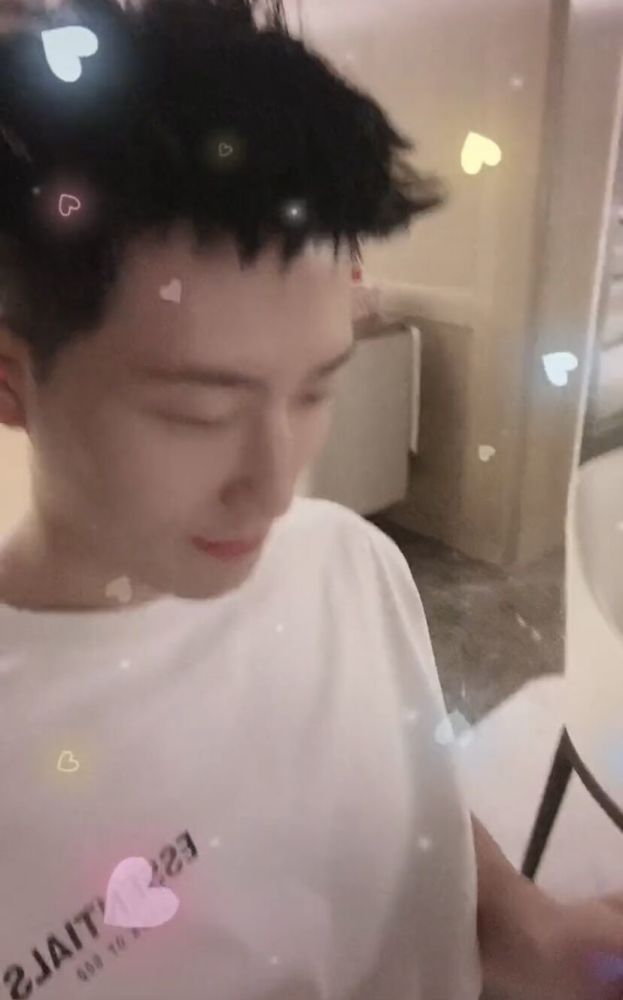 何超莲|何超莲窦骁深夜撒糖，为男友起爱称超甜蜜，这一细节被疑同居