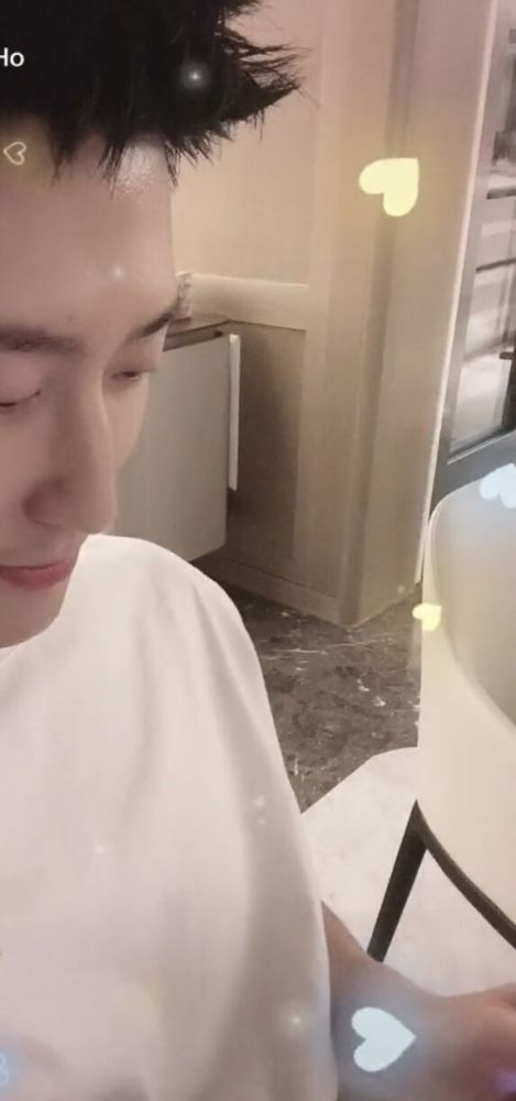 何超莲|何超莲窦骁深夜撒糖，为男友起爱称超甜蜜，这一细节被疑同居