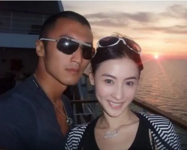 张柏芝|张柏芝官宣封肚后首晒照！与男子海上冲浪举止亲密，三胎生父引猜疑