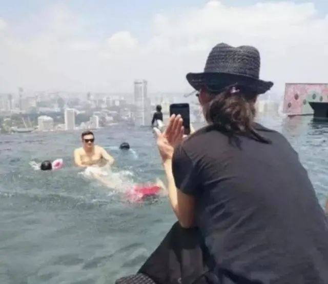 张柏芝|张柏芝官宣封肚后首晒照！与男子海上冲浪举止亲密，三胎生父引猜疑
