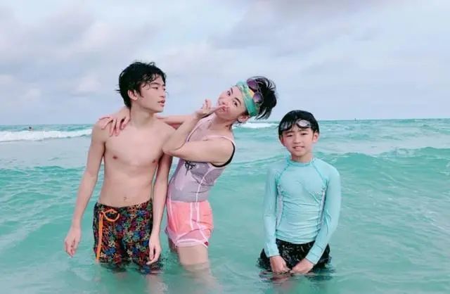 张柏芝|张柏芝官宣封肚后首晒照！与男子海上冲浪举止亲密，三胎生父引猜疑