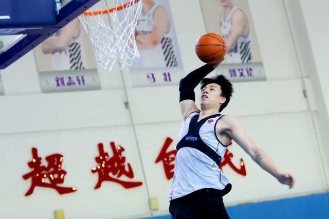 cba|CBA一天5消息！小丁顶薪续约，北京提拔国青队长，阿布爆视频