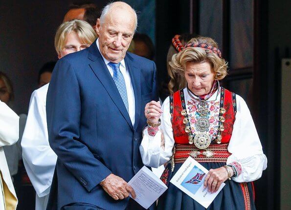 斯维尔-马格努斯|挪威14岁王子迎来重要仪式，比姐姐的规模小太多，同母异父哥哥携女友到场