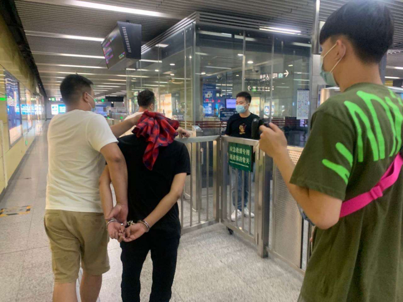 民警|一男子地铁内做不可描述动作 警方：已抓获并拘留