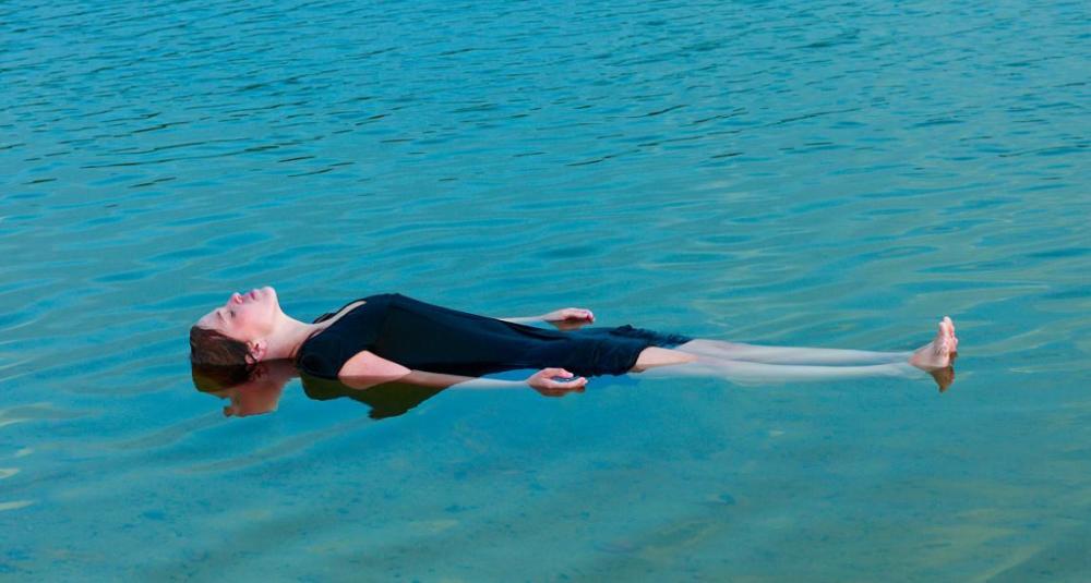 女孩落水后淡定漂浮自救,落水后求人不如求己,自救一定要学会_腾讯