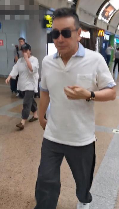 小鲜肉|00后小鲜肉粉丝接机挡路遭辱骂！对方脏话不断，男星回怼引争议