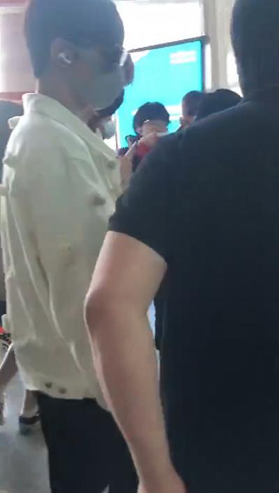 小鲜肉|00后小鲜肉粉丝接机挡路遭辱骂！对方脏话不断，男星回怼引争议