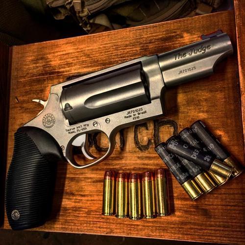 巴西陶鲁斯不止有大威力左轮 这种外形奇特的冲锋枪 同样是炫酷的典范