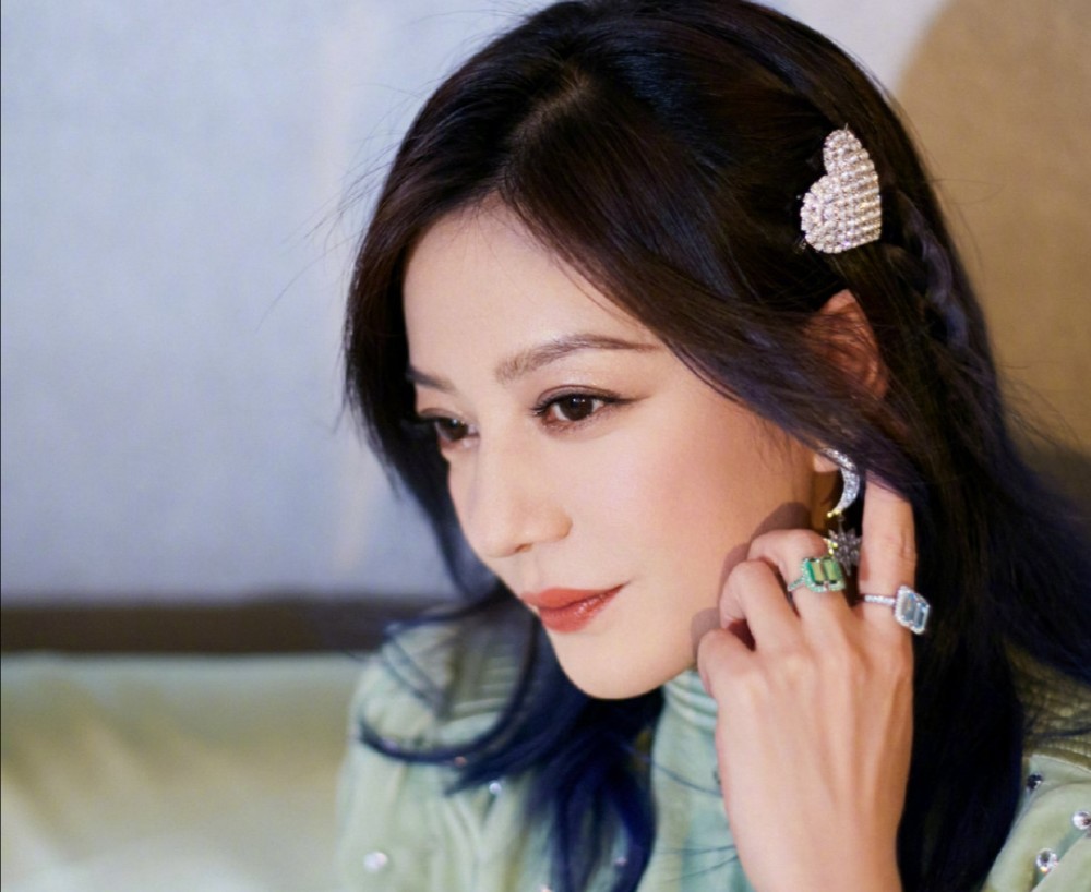 别花钱做染烫了,现在流行黑长直,女明星们都不烫头发了