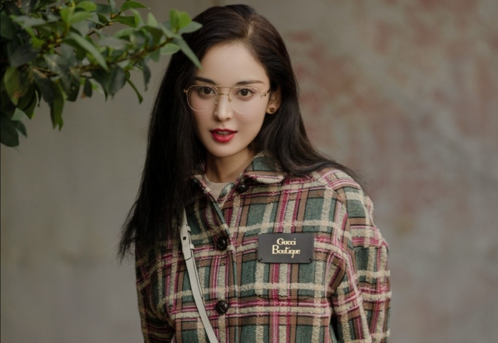 别花钱做染烫了,现在流行黑长直,女明星们都不烫头发了