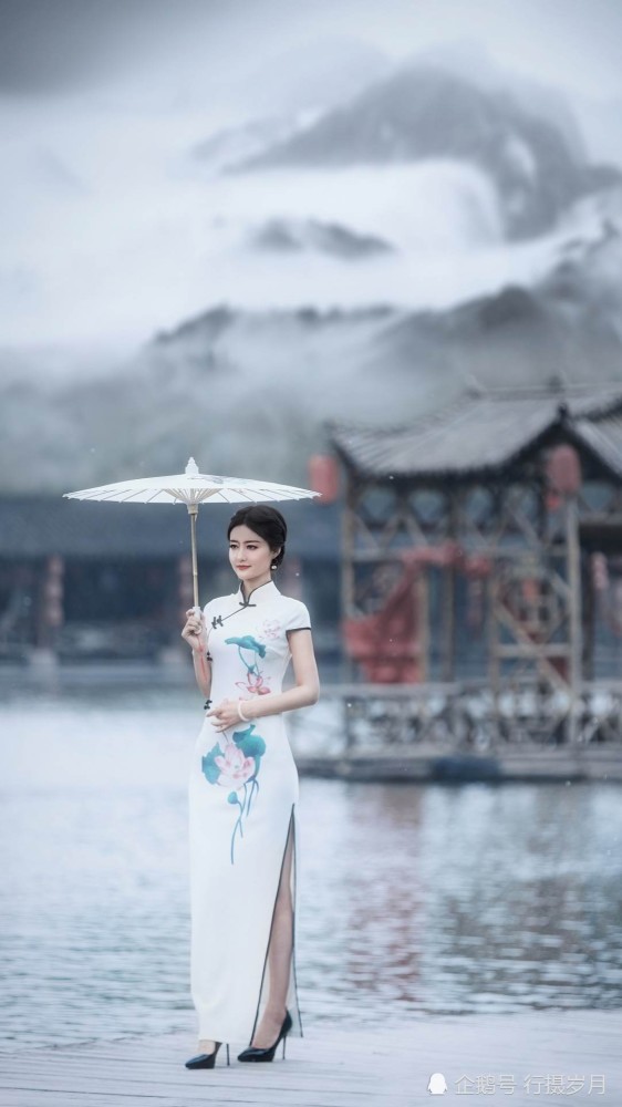 走进烟雨江南留下一个寂寞而凄美的背影