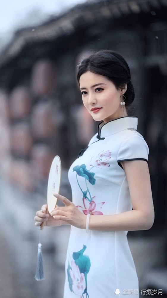 走进烟雨江南留下一个寂寞而凄美的背影