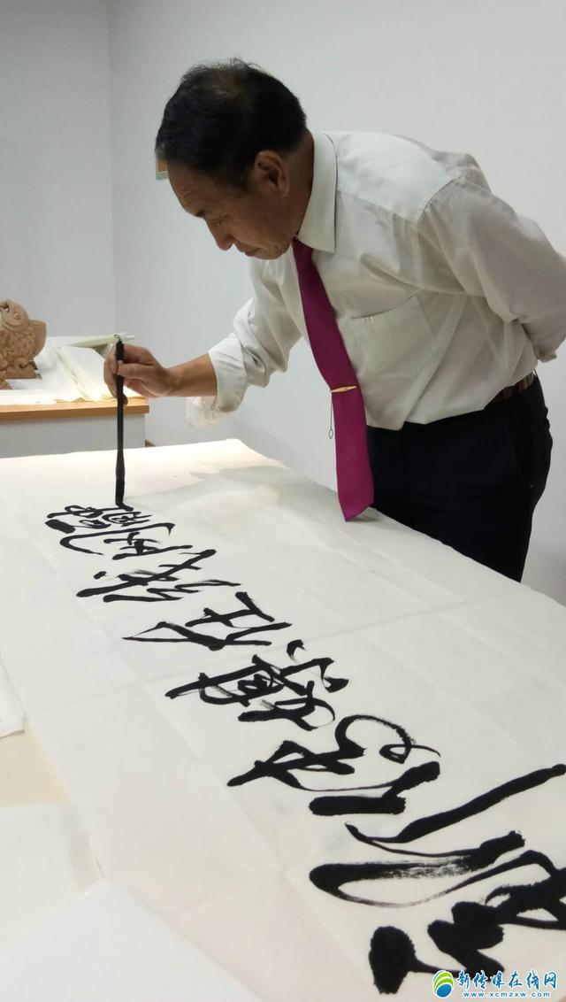 著名书法家张福荣应邀走进新传媒在线网编辑部开展书画创作