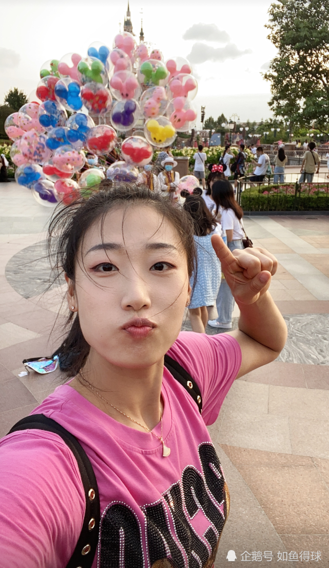 假期百变的刘晏含:粉色嘟嘴卖萌,红色礼服惊艳,浅色古装温婉