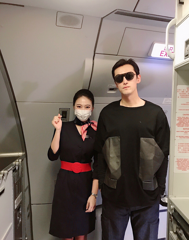 胡歌|偶遇胡歌坐飞机去三亚，与美女空姐合影，大方任拍超帅气
