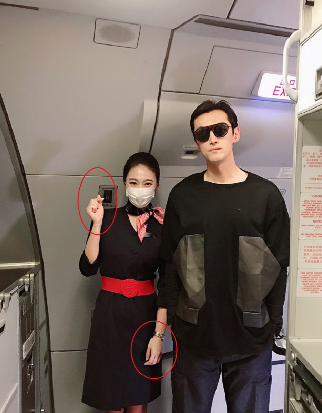胡歌|偶遇胡歌坐飞机去三亚，与美女空姐合影，大方任拍超帅气