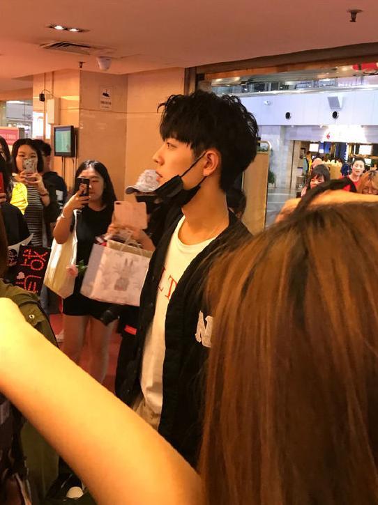 肖战|肖战登上海外杂志，直接被抢购一空，魅力在海外也是势不可挡！