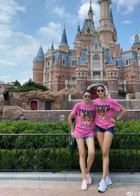 刘晏含连续更新三组美照由御姐变身淑女风格迥异但魅力不减