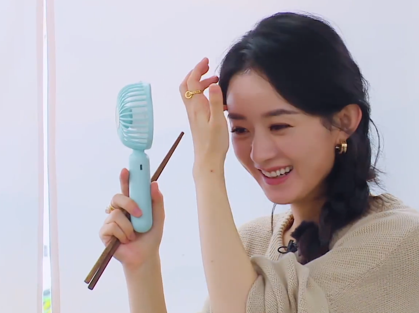 赵丽颖|两位帮厨要走，赵丽颖瞬间崩溃大哭，弹幕里的网友请自重