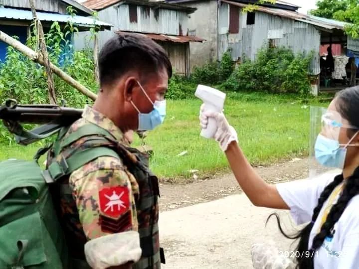 尴尬缅甸国防军若开邦行进被姑娘用枪直指脑门