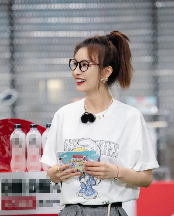 吴昕|吴昕主持能力再遭质疑！被指不会接梗硬走流程，还不如嘉宾王耀庆