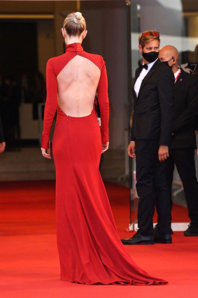 凡妮莎·柯比|“白寡妇”独特造型现身红毯，错位照片闹乌龙，网友：差点认错