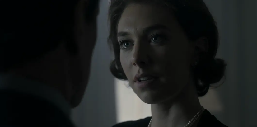 凡妮莎·柯比|“白寡妇”独特造型现身红毯，错位照片闹乌龙，网友：差点认错