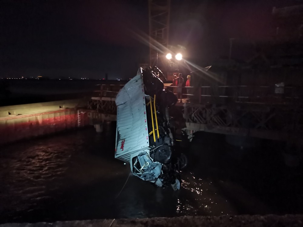 5日6时27分许,有群众报警称,在珠海大桥东往西方向有一辆轻型货车坠桥