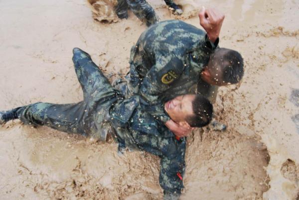 武警西藏总队昌都支队丁青中队组织泥潭摔擒训练