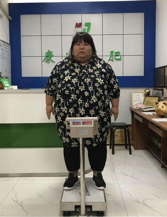 因为担心女友被抢走将她喂到了300斤保证多胖都不嫌弃她