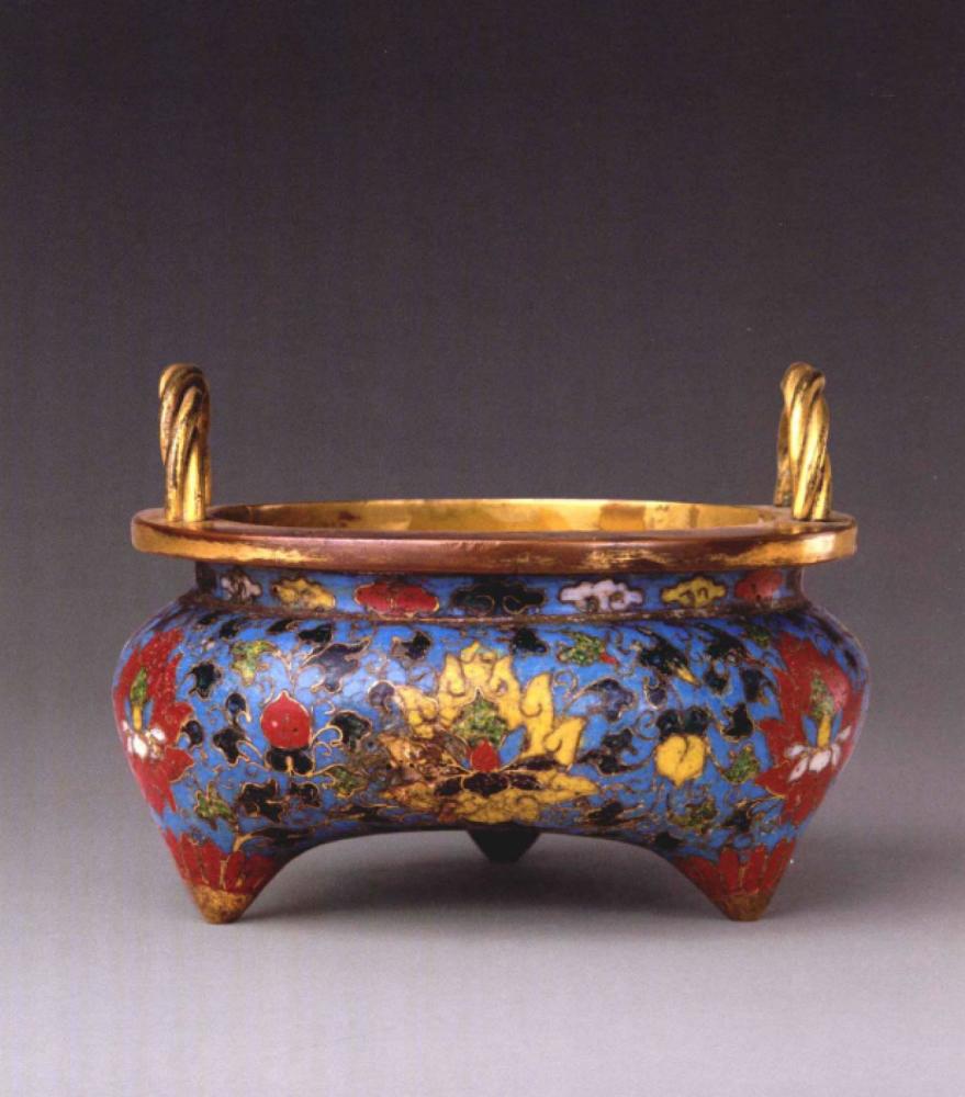 勾莲纹,錾工粗犷,图案布局疏朗大方,花朵饱满,通体以浅蓝色珐琅釉为地