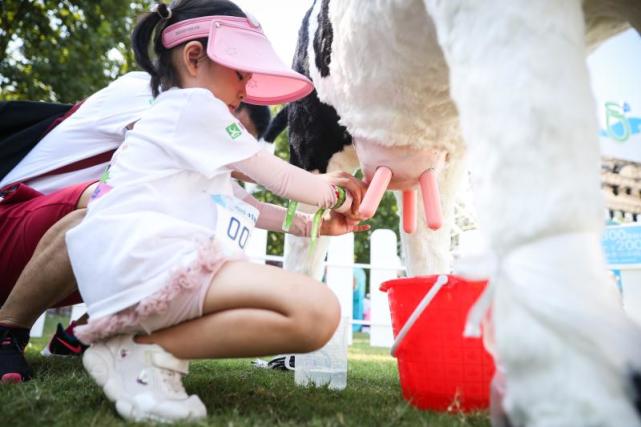 小朋友可以和爸爸妈妈一起模拟体验如何"挤牛奶.