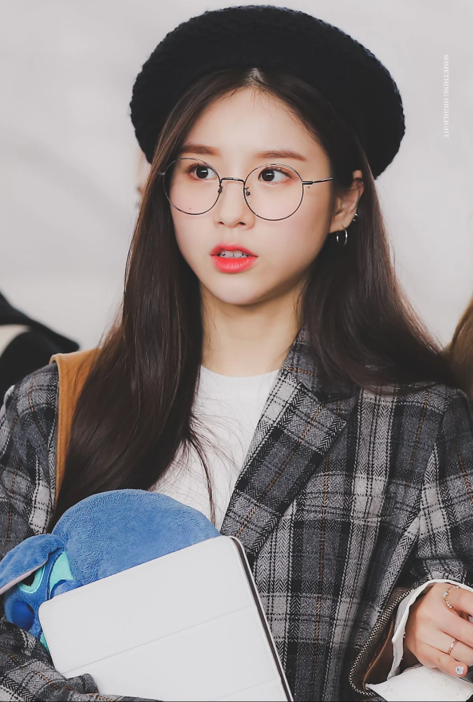 女团本月少女的田姬振heejin是真的喜欢格子分格的衣服,她是真的好看