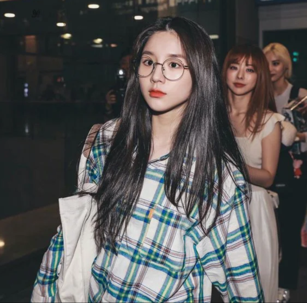 女团本月少女的田姬振heejin是真的喜欢格子分格的衣服,她是真的好看