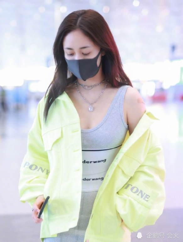 38岁刘芸现身机场低胸背心短裙大秀事业线修长细腿太打眼