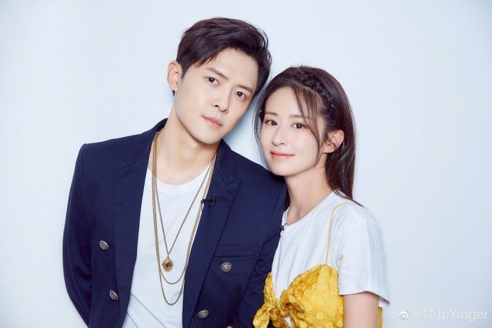 颖儿|颖儿带女儿游迪士尼尽显母爱，2岁的小月亮穿公主裙可爱爆棚