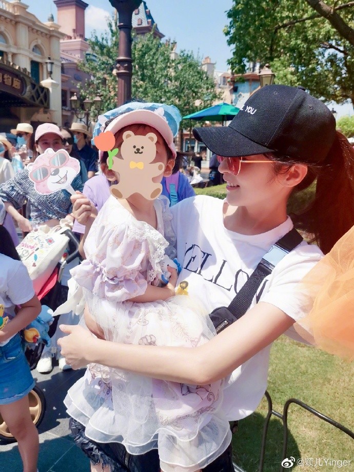颖儿|颖儿带女儿游迪士尼尽显母爱，2岁的小月亮穿公主裙可爱爆棚