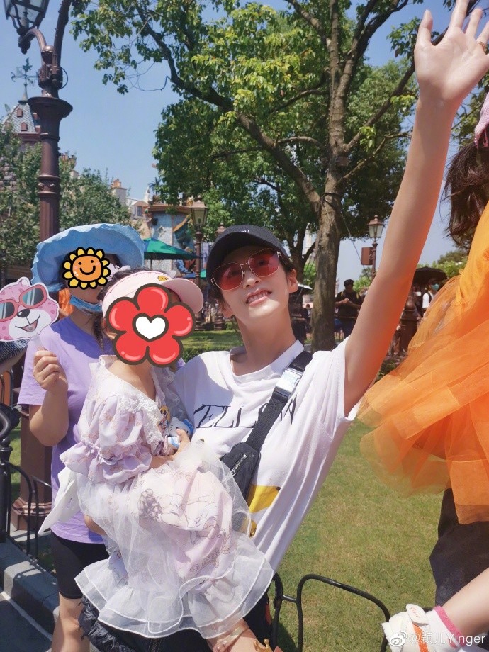 颖儿|颖儿带女儿游迪士尼尽显母爱，2岁的小月亮穿公主裙可爱爆棚