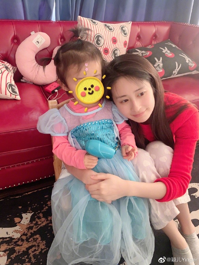 颖儿|颖儿带女儿游迪士尼尽显母爱，2岁的小月亮穿公主裙可爱爆棚