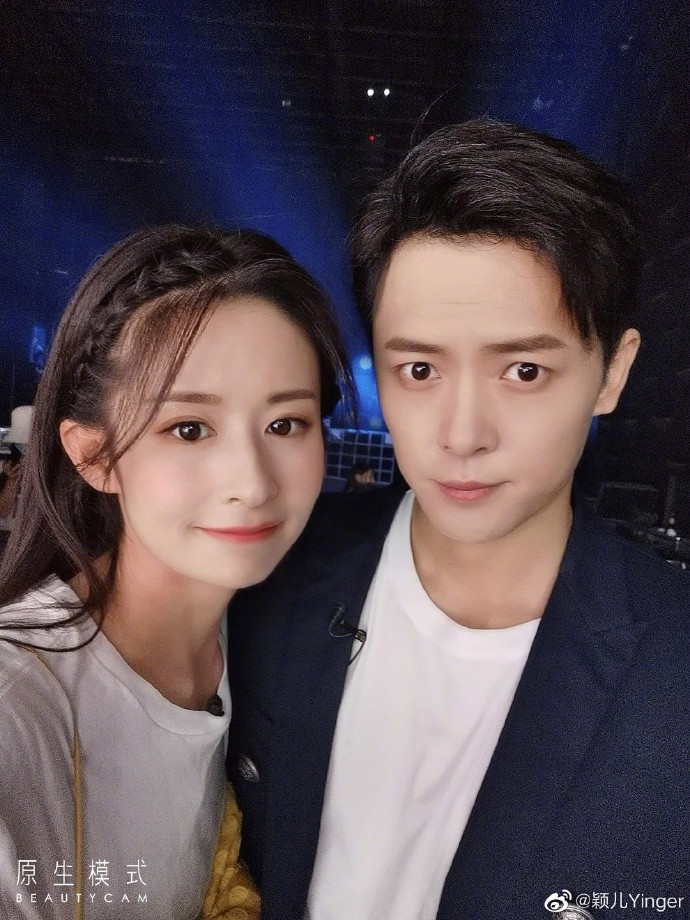 颖儿|颖儿带女儿游迪士尼尽显母爱，2岁的小月亮穿公主裙可爱爆棚
