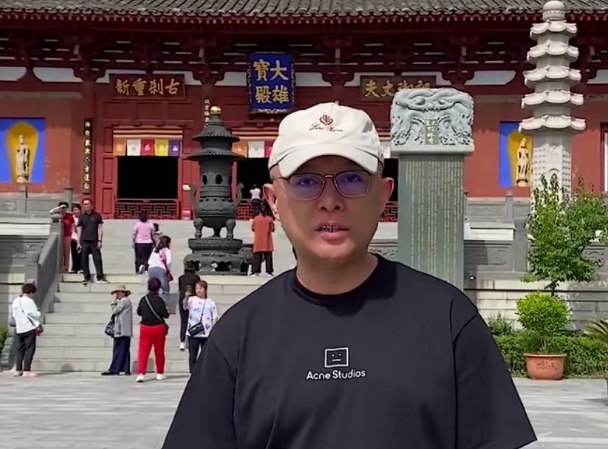 主持人孟非在个人社交账号上晒了一段视频,视频里的他正站在五台山的